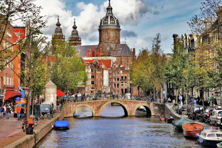 Amsterdam Travel Guide in Best Family Destinations