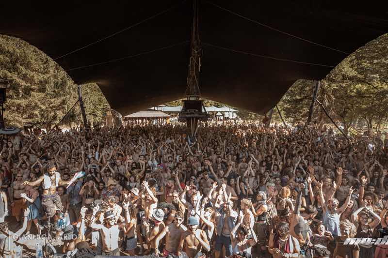 Fans in main stage at Modem Festival