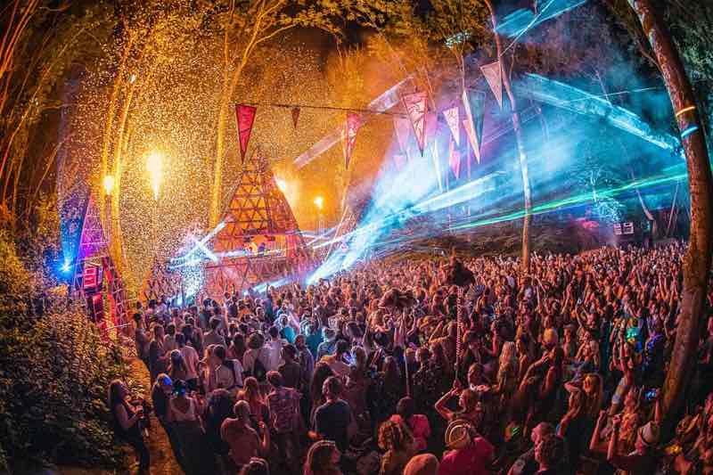Fans dancing stage lights at Noisily Festival