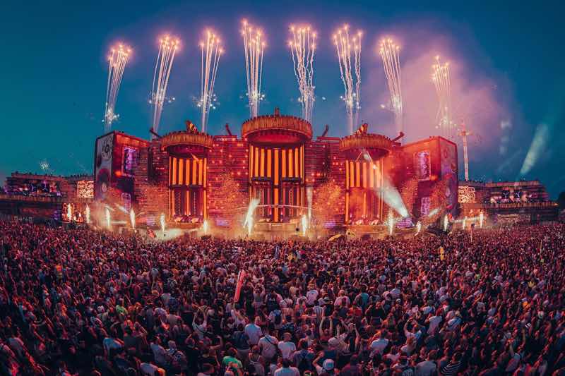 Main stage dancing at Parookaville Festival
