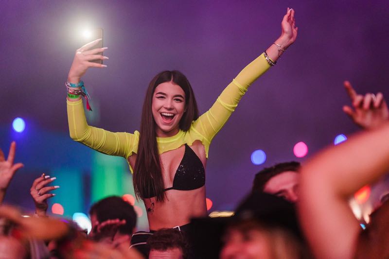 Fans dancing excited at Saga Festival Bucharest